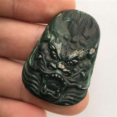 特惠款，老坑种完美墨翠龙牌，黑度一般，打灯全绿。