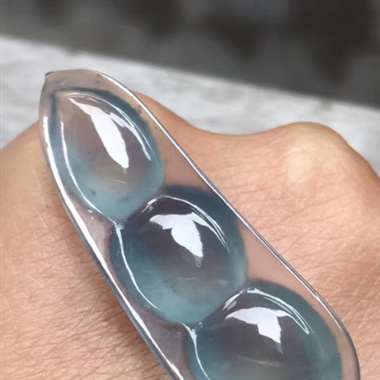 高冰种蓝底福豆，尺寸：35.5*12.2*5.8mm，完美起光，种特老，带蓝底，饱满。H12