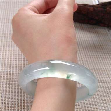 17041428#正圈尺寸：57.6x14.4x8.2mm 老坑飘花镯，种水均匀充足，花色清爽，老坑