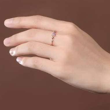 18K金粉色蓝宝石戒指，主石0.15ct，配钻0.05ct，重量1.53g，手寸13#