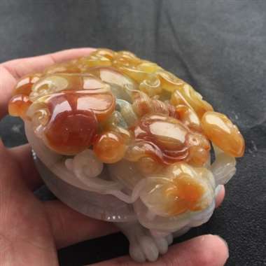 红黄皮龙龟，颜色宜人，雕工精湛。
