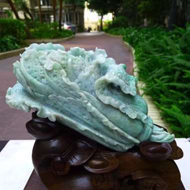 翡翠A货老坑水润浅豆绿精工招财进宝大白菜摆件 约裸石尺寸:280/130/95 连底坐:290/28 翡翠A货老坑水润浅豆绿精工招财进宝大白菜摆件 约裸石尺寸:280/130/95 连底坐:290/28