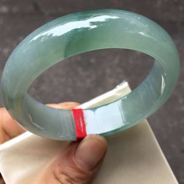 翡翠A货：冰种晴水油底飘花手镯.正圈.冰润通透.种老水头十足.起胶感.宽条厚装.冰糖肉感肉质细腻.完