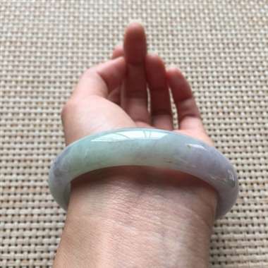 冰春彩带正装手镯，口径：62.3*13.2*7.8，有纹无抠感，不影响佩戴效果！
