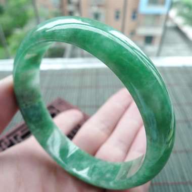 111812A货翡翠精美好种满色豆绿正装手镯cy,圈口57.3mm,有种有色,色泽阳气,均匀细腻,条 111812A货翡翠精美好种满色豆绿正装手镯cy,圈口57.3mm,有种有色,色泽阳气,均匀细腻,条