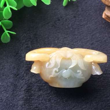 牛气冲天。翡翠牛是我们耕种劳作必不可少的一种动物，它或老实巴交或默默无闻的形象包涵着