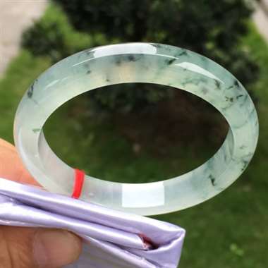 正圈，冰种飘花，尺寸55.6-10.9-7.7，水润冰透，种老起光，飘花灵动飘逸，底子干净通透，完美