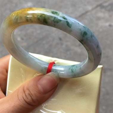 翡翠A货：糯种.三色.黄加绿.圆条.色彩丰富.料子清爽干净.种老水头十足.完美无瑕.尺寸：53.5m