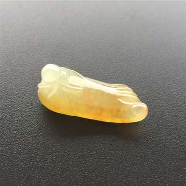 冰种黄翡完美知足常乐吊坠。尺寸：28.8-11.6-10.5