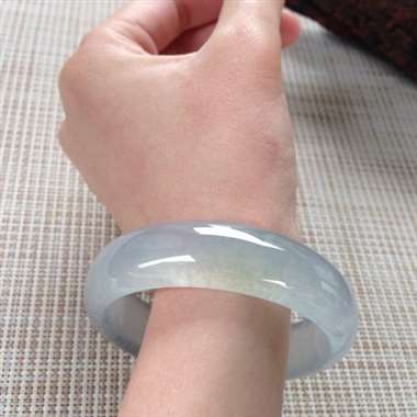 17041330#正圈尺寸：55x16.4x7.8mm 冰底色镯，种老水足，份量重很宽版，起光，底色