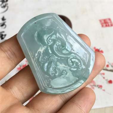 霸气 龙牌 整体有底色 质地细腻 水润 雕刻工艺精湛 栩栩如生 霸气 尺寸够大 佩戴漂亮 无纹裂 尺