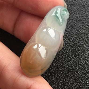 双彩四季豆吊坠 尺寸：36.1×14.1×7.1mm