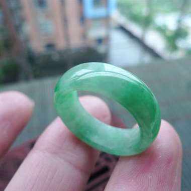 111422A货翡翠完美满色戒指，圈口17.2mm，颜色靓丽，种水好，有种有色，玉质细腻，佩戴效果好