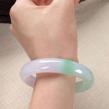 17041505#正圈尺寸：55.8x11.2x6.7mm 细润翠色镯，很温润的料子，清爽，紫底带翠