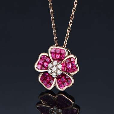 18K金红宝石吊坠,隐秘式工艺镶嵌,主石1.36ct,配钻0.12ct,重量2.05g,配有证书 18K金红宝石吊坠,隐秘式工艺镶嵌,主石1.36ct,配钻0.12ct,重量2.05g,配有证书