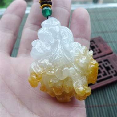 111708老种黄翡招财白菜挂件~百财聚来。种老,玉质细腻,颜色艳丽出彩,有避雕修饰,瑕不掩瑜,佩戴 111708老种黄翡招财白菜挂件~百财聚来。种老,玉质细腻,颜色艳丽出彩,有避雕修饰,瑕不掩瑜,佩戴