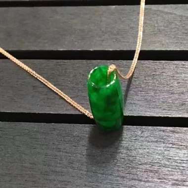 满绿大个路路通，路路畅通，财源滚滚，色阳，满绿，水润，完美，有质量，简约大方，高档大气，配送18k金