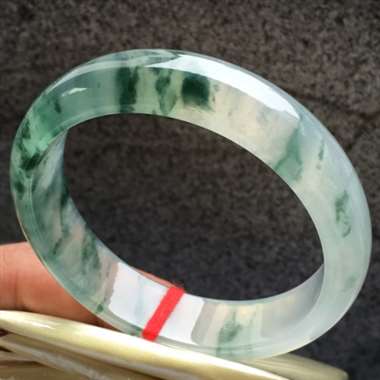 正圈，冰种飘花，尺寸57.6-14.9-7.3，冰润通透，种老起光，飘花灵动飘逸，底子干净清爽，完美