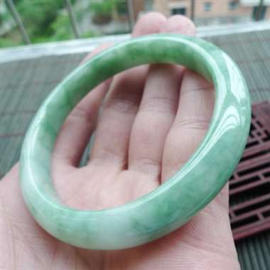 111717A货翡翠完美好种飘绿贵妃手镯，质地细腻，飘绿清爽，色泽鲜艳，尺寸54.5-52.2-9.