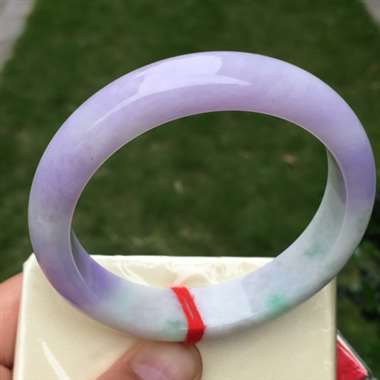 紫罗兰正圈，尺寸56.6-13.4-7.8，水润细腻，紫色浓郁，打灯微纹，可忽略，编号041014