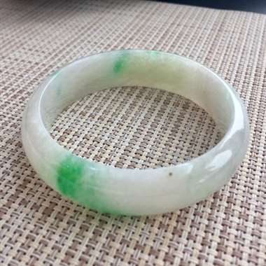 糯种飘花正圈手镯，内圈有一微纹，不扣手，尾图可见。尺寸：53.7*15.1*7.3