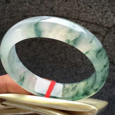 正圈，冰种飘花，尺寸57.6-14.9-7.3，冰润通透，种老起光，飘花灵动飘逸，底子干净清爽，完美