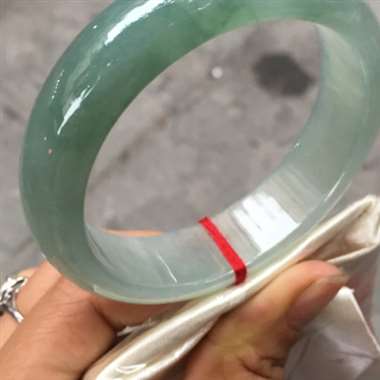 翡翠A货.冰种晴水油底飘花.正圈手镯.冰润通透.种老水头十足.料子细腻.清爽干净.宽条厚装饱满.肉感