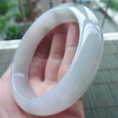 111810A货翡翠精美清爽正装手镯#cy，圈口57.6mm，通透细腻，水头好，色泽清爽，版型厚装，