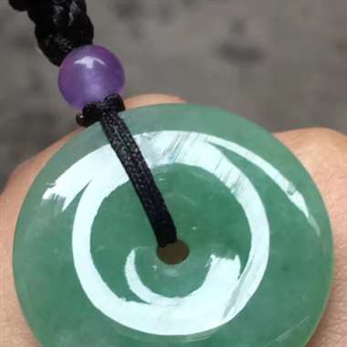 甜绿平安扣，尺寸:28.6*6.4mm，玉质细腻，色泽甜美，饱满。H15