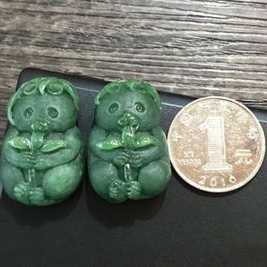 一对熊猫，大宝小宝[呲牙]，完美色阳，雕工精湛，肥嘟嘟，无敌可爱，性价比高，推荐，尺寸32.6*21