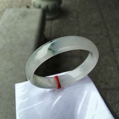 缅甸翡翠A货，冰种飘花手镯，完美性价比超高，上手效果更好，手慢无货啦。小手的福利。