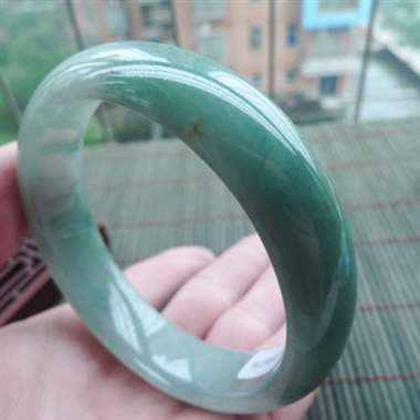 111401A货翡翠完美好种飘绿正装手镯,水头好,色泽靓丽,条形大方靓,质地细腻,佩戴效果贵气迷人, 111401A货翡翠完美好种飘绿正装手镯,水头好,色泽靓丽,条形大方靓,质地细腻,佩戴效果贵气迷人,