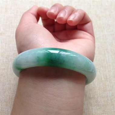 天然翡翠A货糯种飘绿正圈手镯