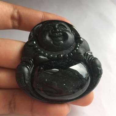 冰种墨翠笑佛挂件，完美无纹裂，黑度够黑，打灯透绿，纯手工打造，雕工精美，线条柔美流畅。尺寸：52.0