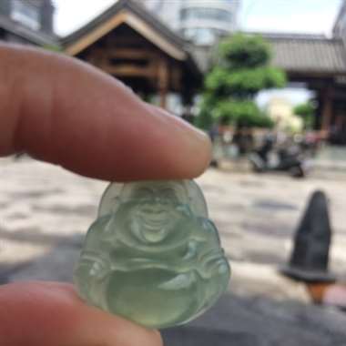 缅甸翡翠A货，冰种晴水佛，完美饱满大气，上身效果超赞，性价比超高，手慢无。厂价直销。