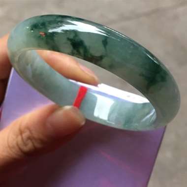 翡翠A货货：冰种.飘兰花正圈.冰润通透.种老起光.水头十足.打灯有见点小小纹.可忽略.尺寸：52.3