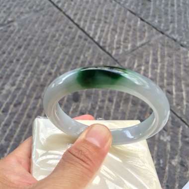 缅甸翡翠A货,53正圈手镯,底子细腻,有点石纹但不扣手,默绿色的很抢眼的。 缅甸翡翠A货,53正圈手镯,底子细腻,有点石纹但不扣手,默绿色的很抢眼的。
