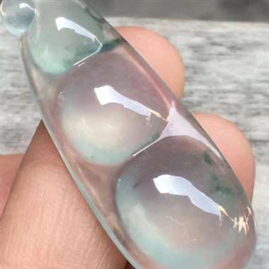 冰种飘花福豆，尺寸:41.2*15.2*6.4mm,水润通透，种特老，饱满。H17
