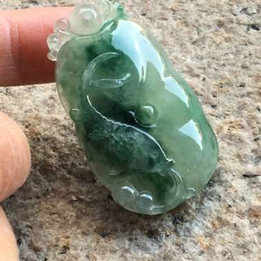 缅甸翡翠A货，年年有余，冰种飘花，饱满大气，上身效果超棒，完美大气，色彩鲜艳，手慢无货。