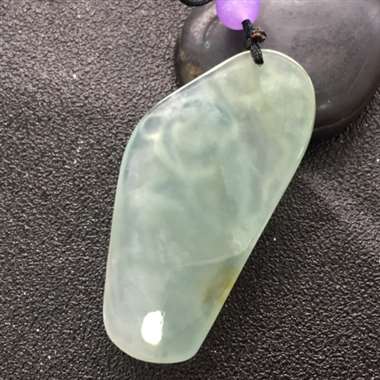 冰种浅绿底带翡布袋佛挂件