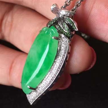 超级豪华满钻，冰种水润正鲜嫩阳绿，很饱满，裸石22:.5:11:4mm，整体33.5:15:7.5m
