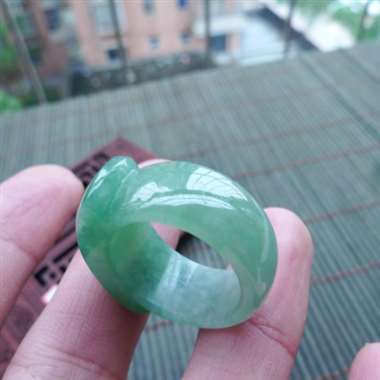 111436A货翡翠完美无纹裂特色满绿马鞍戒指/扳指，圈口18.1mm，玉质细腻，颜色靓丽 尺寸27