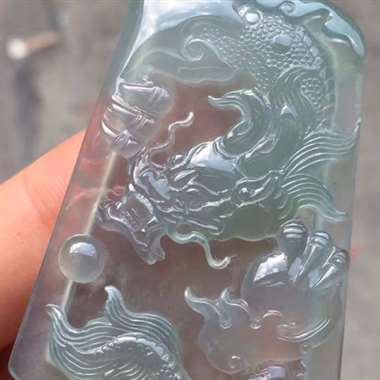 高冰带底色龙牌：完美无裂纹，种老起胶，雕工精致，色泽漂亮，饱满，尺寸：55.6/39/5.7 ，tm