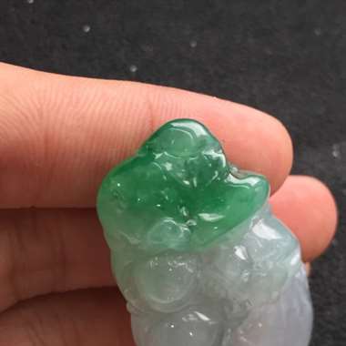 冰种飘绿龙头鱼挂件