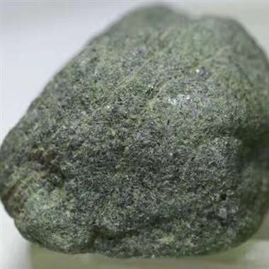 DLL53新货水翻沙全赌料底色好，重量424克，规格8.8*6.7*4.5cm，种老水好 打灯全透