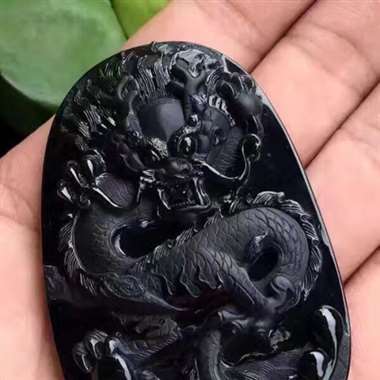 。♥️墨翠:霸气龙牌，完美无裂纹，细腻干净，黑度极黑，性价比高，纯手工打造，打灯透绿