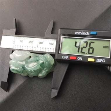 冰种飘绿完美貔貅。尺寸：42.6-22.4-15.1