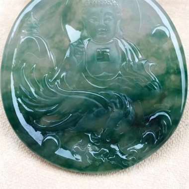 L冰种飘绿《阿弥陀佛》。细腻种水足，水润怡人，完美