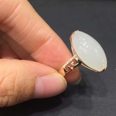 规格20.5*11mm 和田玉马眼形戒指,18k金镶嵌天然钻石,马眼让金玉的结合更有型,犹如花的形状 规格20.5*11mm 和田玉马眼形戒指,18k金镶嵌天然钻石,马眼让金玉的结合更有型,犹如花的形状