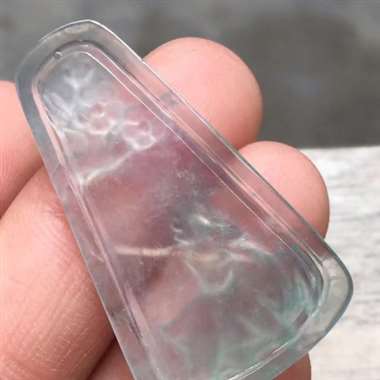 高冰梅花鹿牌，尺寸：34.7*20*3.9mm，种老坑，胶感十足，水润通透，雕工精致，品相佳，通透起